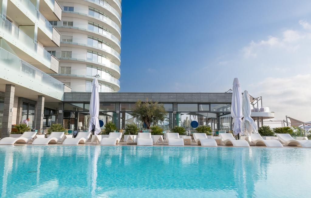 The Hotel tea Thought Am gasit 35 de hoteluri cu piscina in Mamaia